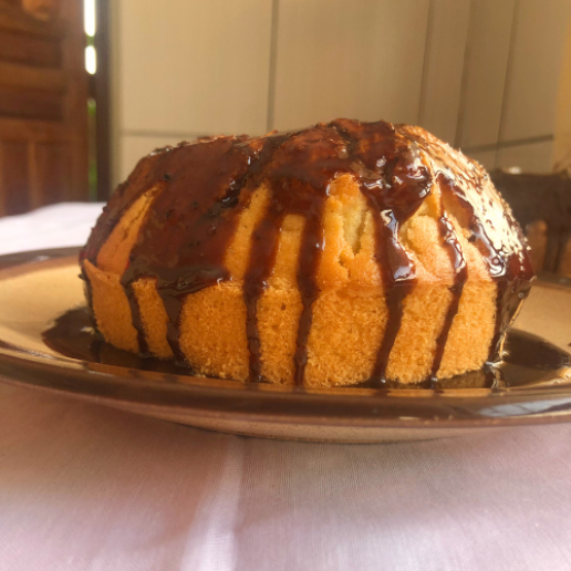 Bolo Baunilha c/ cobertura de chocolate